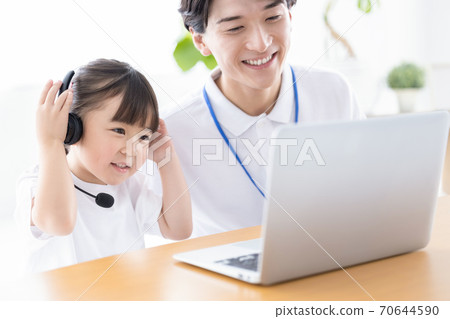 女孩上課,使用一台電腦 女孩上課,使用一台電腦 70644590