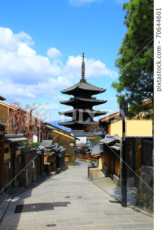 Blue Sky and Yasaka Tower (Hokan-ji Temple) 70644601