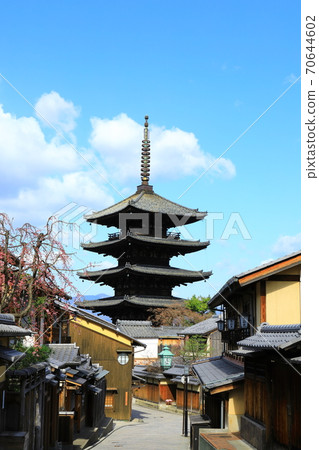 Blue Sky and Yasaka Tower (Hokan-ji Temple) 70644602
