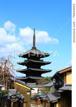 Blue Sky and Yasaka Tower (Hokan-ji Temple) 70644603