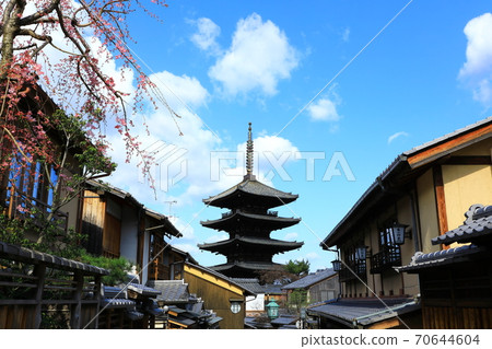 Blue Sky and Yasaka Tower (Hokan-ji Temple) 70644604