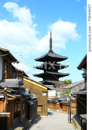 Blue Sky and Yasaka Tower (Hokan-ji Temple) Blue Sky and Yasaka Tower (Hokan-ji Temple) 70644607