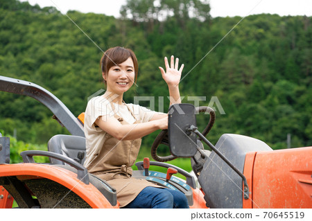 Tractor and women 70645519