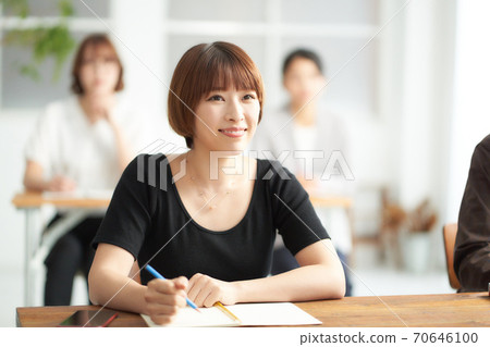 學生邊記筆記邊聽故事 70646100
