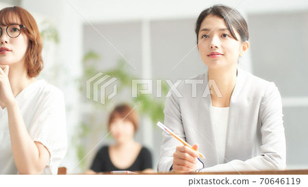 Women taking seminars 70646119