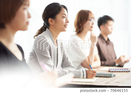 Women taking seminars 70646155