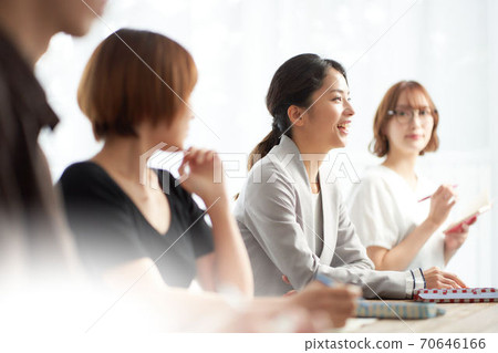 女人在會議/研討會上講話 70646166