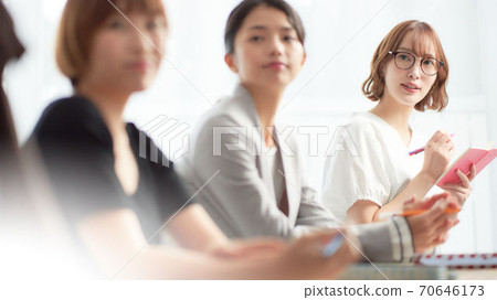 婦女參加研討會 70646173