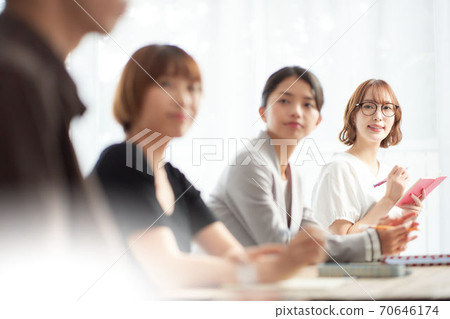 婦女參加研討會 70646174
