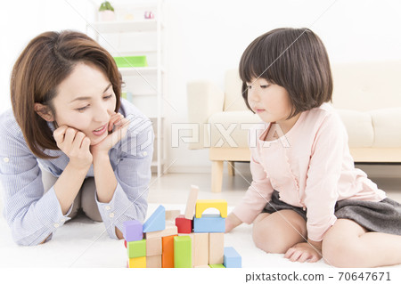 母親和女兒玩積木 母親和女兒玩積木 70647671