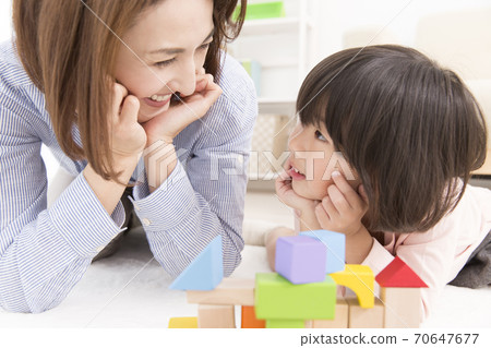 母親和女兒玩積木 母親和女兒玩積木 70647677