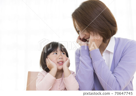 笑臉的母親和女兒 笑臉的母親和女兒 70647745