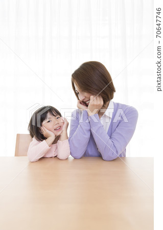 笑臉的母親和女兒 笑臉的母親和女兒 70647746