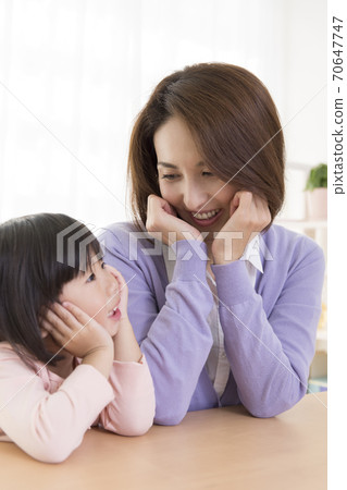 笑臉的母親和女兒 笑臉的母親和女兒 70647747