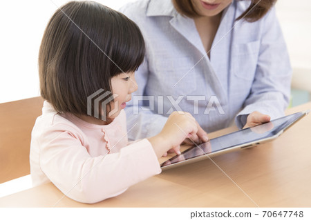 父母和孩子看到平板電腦 父母和孩子看到平板電腦 70647748