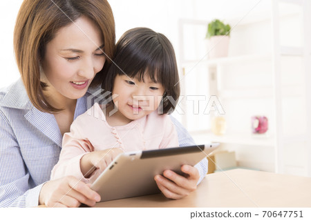父母和孩子看到平板電腦 父母和孩子看到平板電腦 70647751
