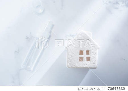 消毒噴霧在房間裡。新的電暈病毒對策。 70647880