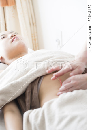 Acupuncture treatment 70648182