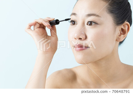 應用睫毛膏的女人 應用睫毛膏的女人 70648791