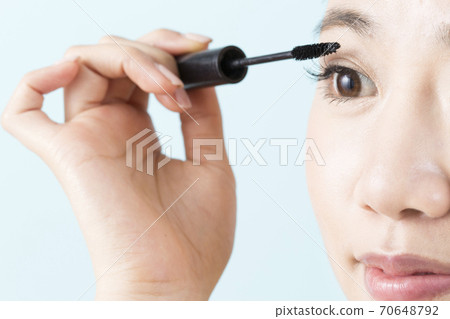 應用睫毛膏的女人 應用睫毛膏的女人 70648792