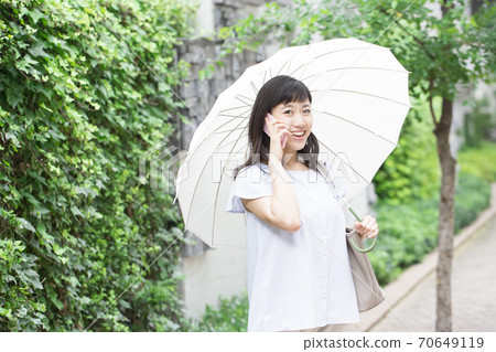 A woman making a phone call 70649119