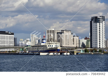 Photographing the scenery of Mashumaru in the Hakodate Port Bay area, Hakodate City, Hokkaido in autumn 70649442