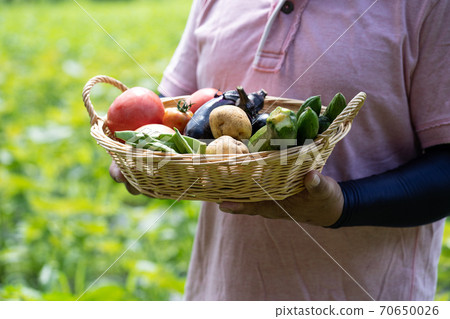 Middle-aged and older men with vegetables Middle-aged and older men with vegetables 70650026