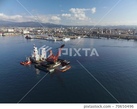 秋季在北海道函館市函館港建設中的起重機船的鳥瞰圖 70650496