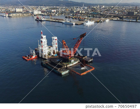 秋季在北海道函館市函館港建設中的起重機船的鳥瞰圖 70650497