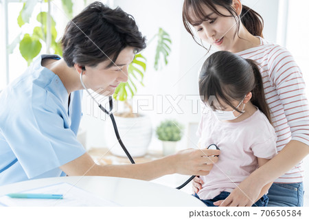 接受身體檢查的女孩 70650584