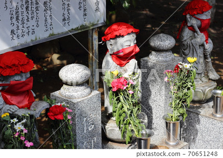 A red-colored Japanese Jizo. A prayer for the convergence of the coronavirus. The role of Buddhism 70651248