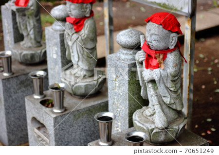 A red-colored Japanese Jizo. A prayer for the convergence of the coronavirus. The role of Buddhism 70651249