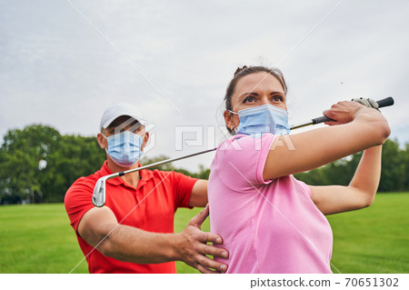 Sportswoman with a golf club over her head looking away 70651302