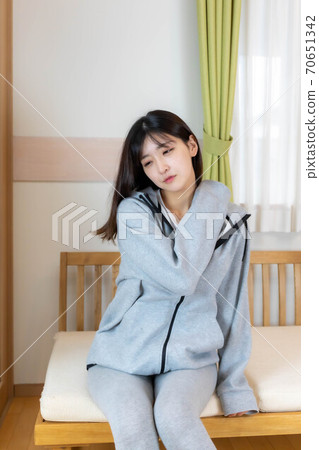 Stiff shoulder woman Stiff shoulder woman 70651342