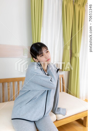 肩膀僵硬的女人 70651346