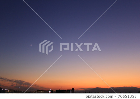 夜晚接近天空和新月4 70651355