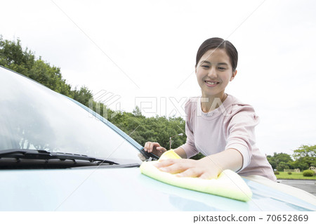 Woman to wash 70652869