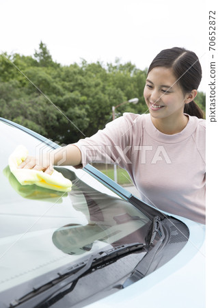 Woman to wash 70652872