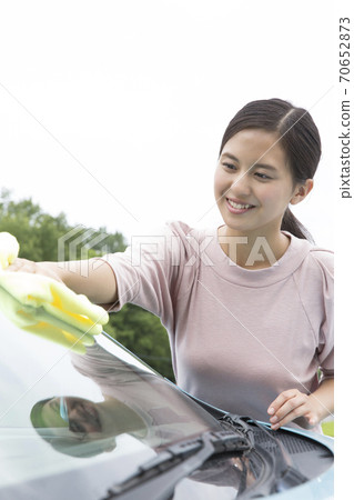 Woman to wash 70652873