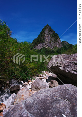 View of Kabuto Rock from Yarisawa in autumn colors View of Kabuto Rock from Yarisawa in autumn colors 70653155