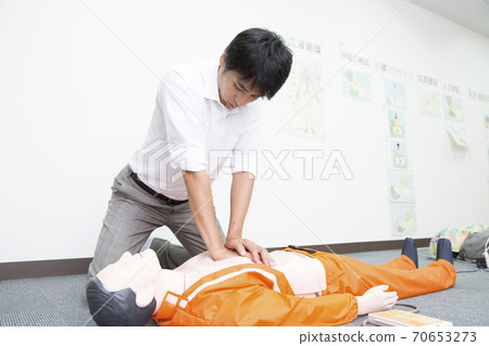 男人做心臟按摩 70653273
