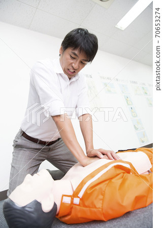 男人做心臟按摩 70653274