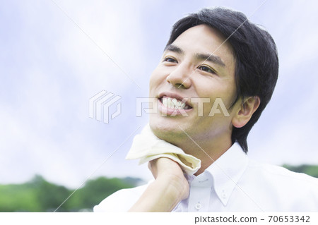 商務人士擦汗 商務人士擦汗 70653342