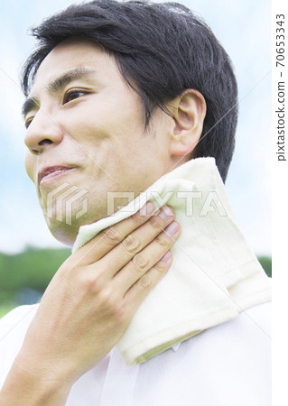 商務人士擦汗 70653343