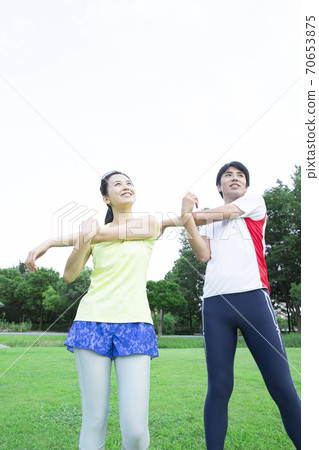 男人和女人做準備運動 男人和女人做準備運動 70653875