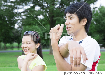 男人和女人做準備運動 男人和女人做準備運動 70653877
