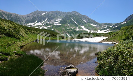 初夏在立山湖表面上反射的三栗嘎池 初夏在立山湖表面上反射的三栗嘎池 70653914