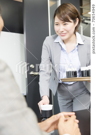 女員工攜帶咖啡 70654949