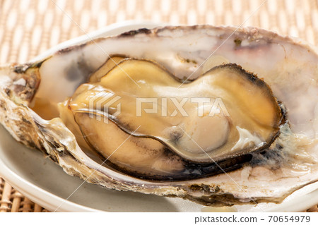 所謂的“微波牡蠣”是在微波爐中將其外殼附著在烤箱上加熱的。牡蠣的容易的烹調圖像與殼的。 所謂的“微波牡蠣”是在微波爐中將其外殼附著在烤箱上加熱的。牡蠣的容易的烹調圖像與殼的。 70654979