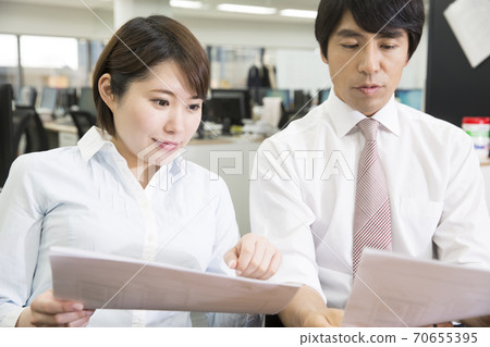 Meeting worker 70655395